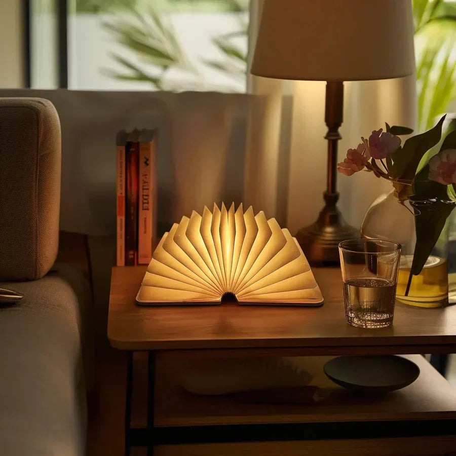 Detailopname van de textuur en warme LED verlichting van de opvouwbare StoryGlow boekenlamp.
