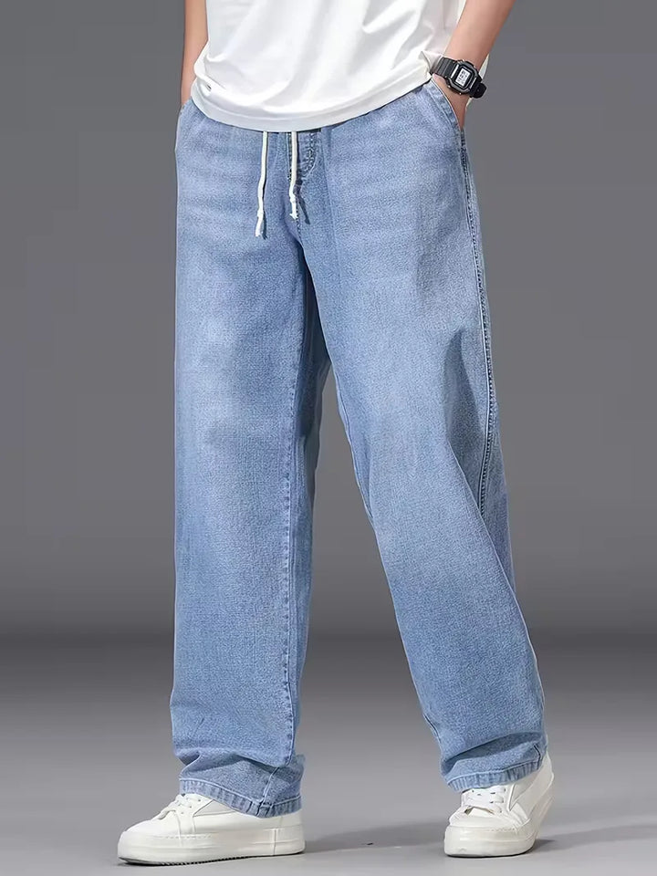 Achteraanzicht van de comfortabele heren jeans met losse pasvorm en elastische tailleband.