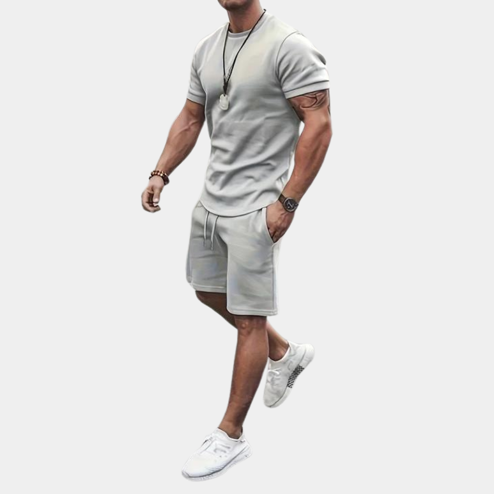 Stijlvolle heren tweedelige zomerset, met ademend T-shirt en casual korte broek voor warme dagen.