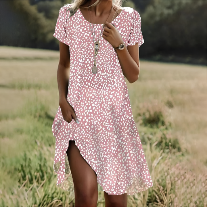 Comfortabele halflange zomerjurk in een frisse kleur, mouwloos en ademend voor warme dagen.