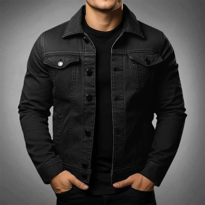 Man draagt comfortabel heren jack, een veelzijdig outerwear stuk. Tijdloos design voor lente, zomer en herfst.