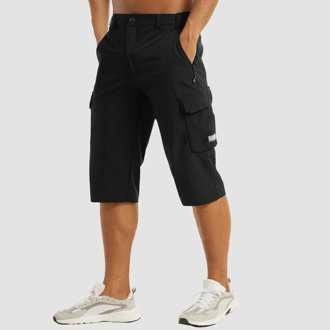 Mannelijk model draagt casual sneldrogende cargo short; comfortabel en stijlvol voor de zomer.