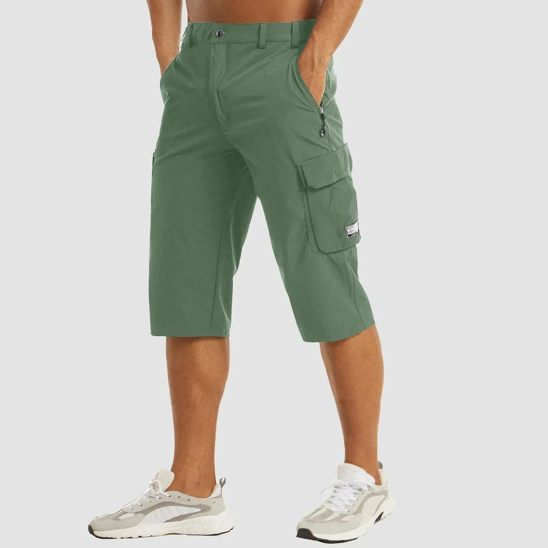 Close-up van de zijzakken op een heren cargo short, benadrukt functionaliteit en opbergruimte.