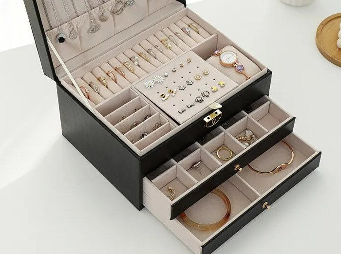 Stijlvolle sieraden opberger Maeva: luxe fluwelen doos met meerdere lagen en optimale organisatie.