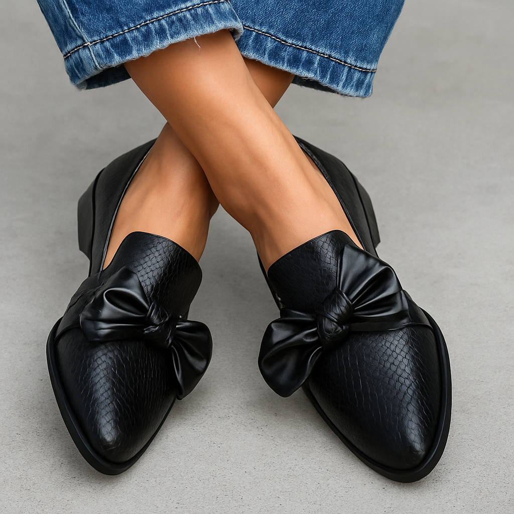 Zwarte dames loafers met decoratieve strik, comfortabele en stijlvolle instappers voor kantoor of dagelijks gebruik.