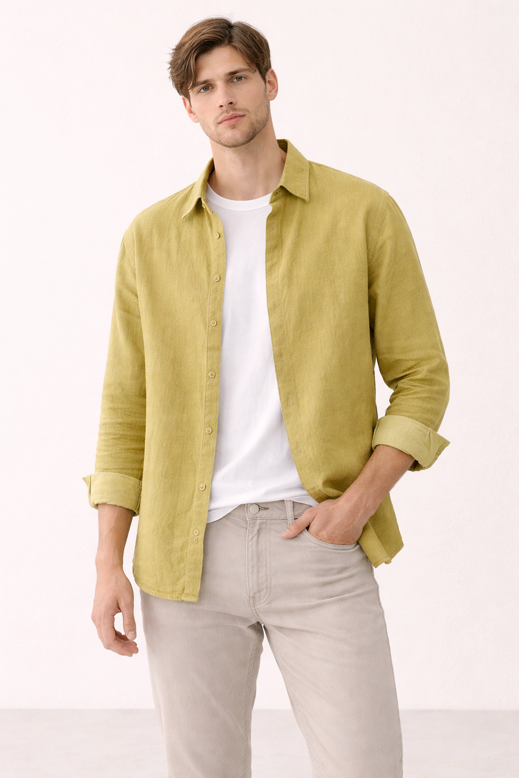 Luchtig heren zomeroverhemd met lange mouwen, comfortabel en ademend voor warme zomerdagen, basic design.