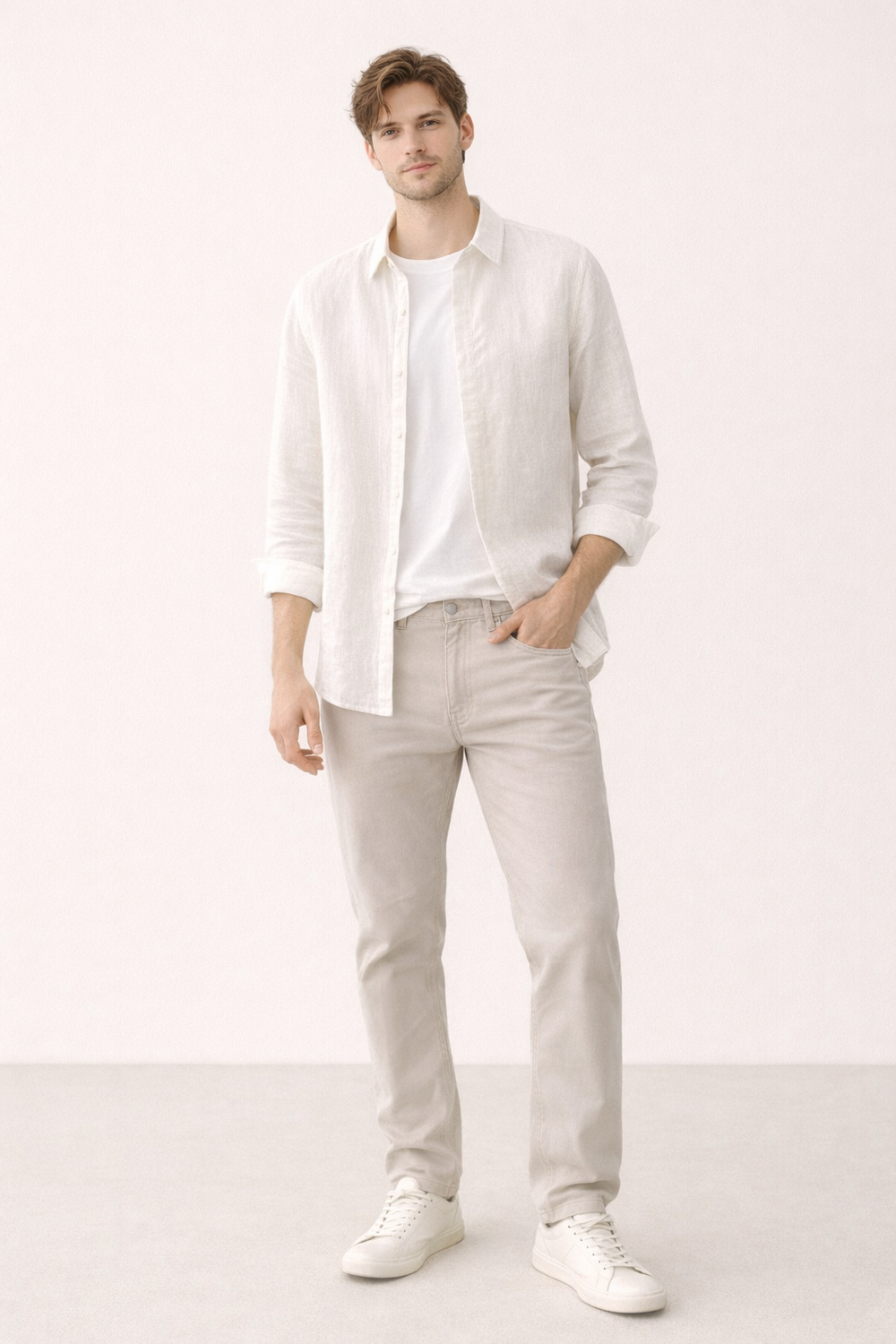 Stijlvol button-down herenoverhemd, lange mouwen, perfect voor een casual zomerse look op het strand of terras.