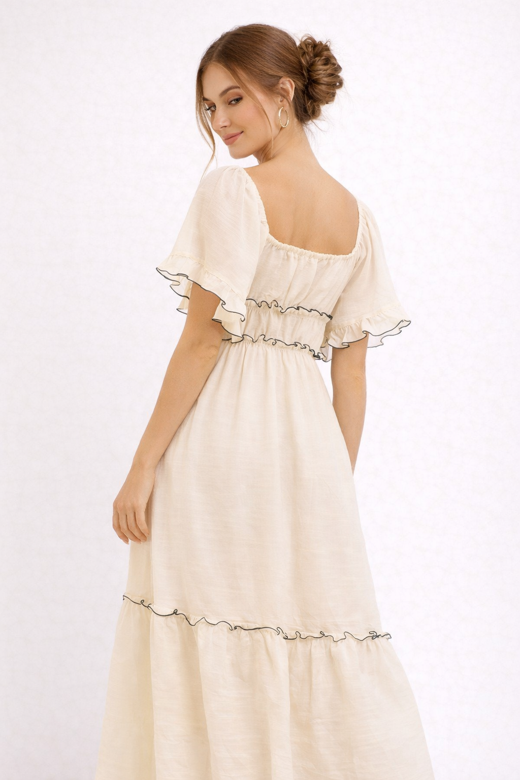 Comfortabele losvallende dames midi-jurk met ruches in beige, perfect voor een elegante lente/zomer look.