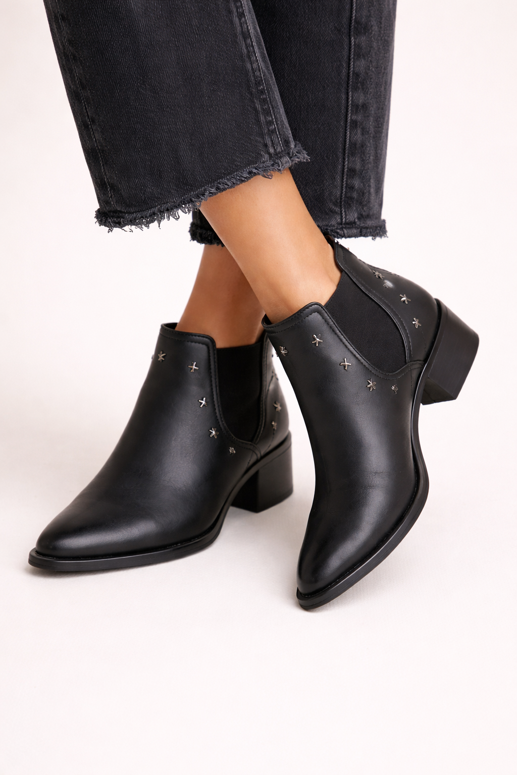 Elegante bruine Chelsea boots Greta voor dames, comfortabel met middelhoge hak, ideaal voor casual outfits.