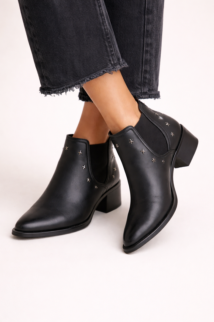 Elegante bruine Chelsea boots Greta voor dames, comfortabel met middelhoge hak, ideaal voor casual outfits.