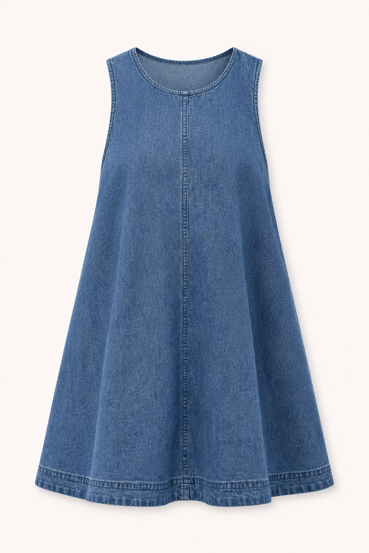 Mouwloze casual damesjurk van denim, comfortabel en uitlopend model. Perfecte blauwe dagjurk voor de lente/zomer.