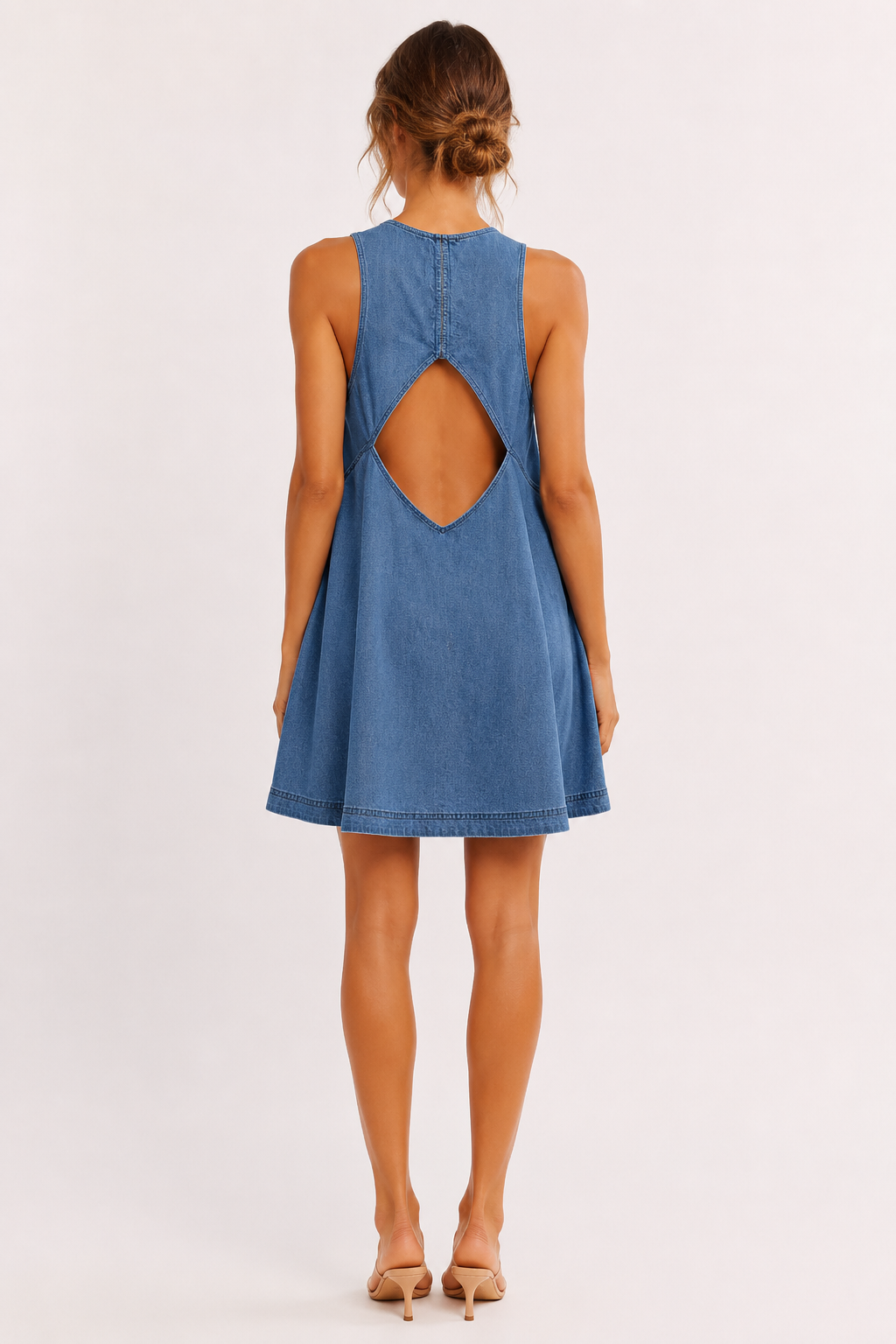 Stijlvolle dames denim jurk in blauw, mouwloos en comfortabel uitlopend model. Ideaal als casual lente-/zomerjurk.