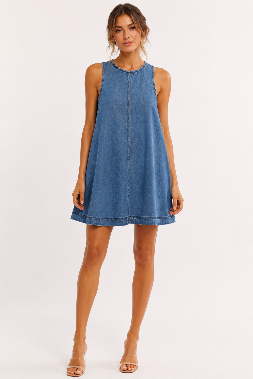 Casual denim jurk voor dames, mouwloos, uitlopend model, perfect voor zomerse dagen. Comfortabele blauwe dagjurk.