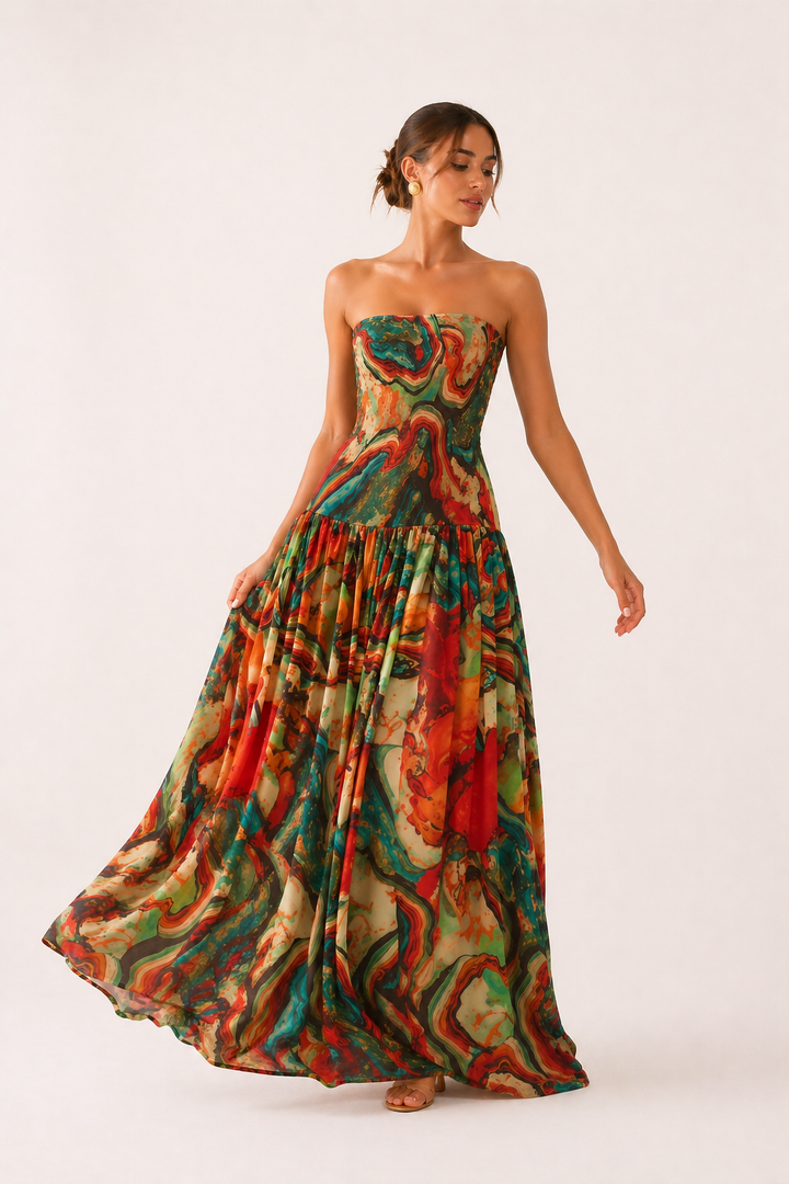 Detailopname van een veelkleurige elegante strapless lange damesjurk, perfect voor een chique zomeravondlook.