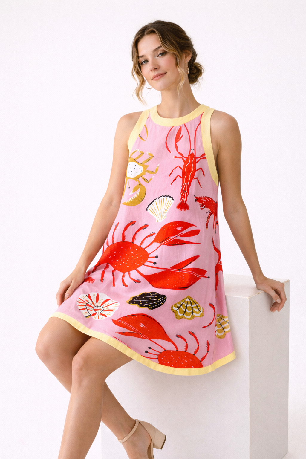 Rosa dames mini-jurk met opvallende marineprint, een comfortabele en modieuze keuze voor de zomer.