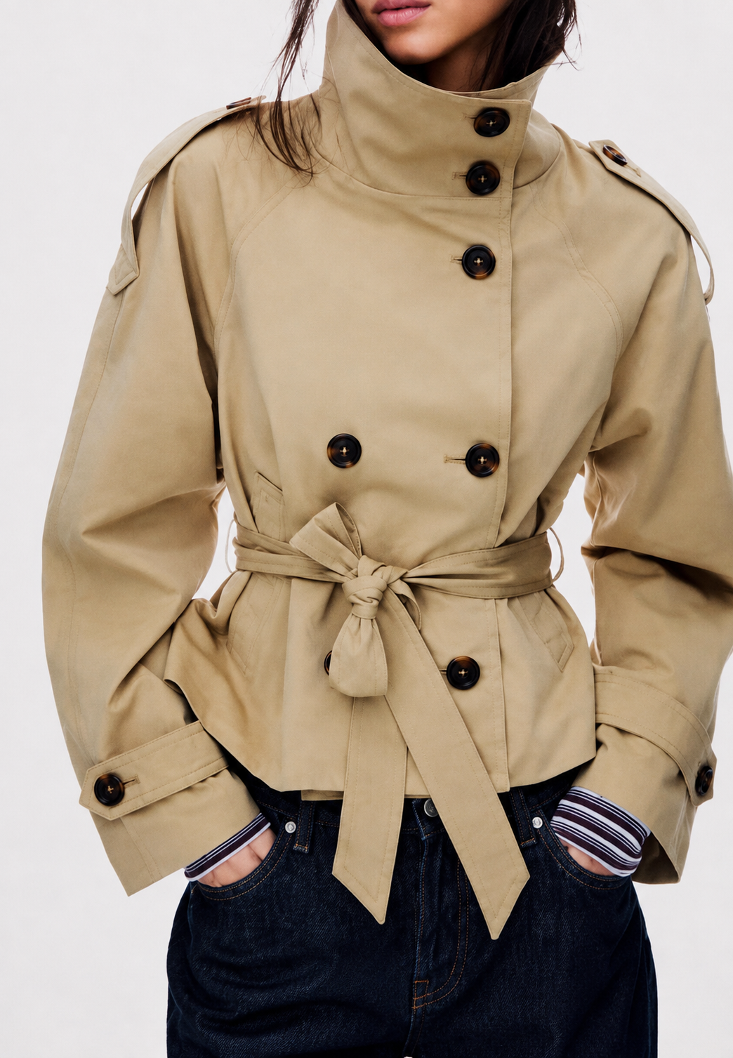 Elegante khaki dames trenchcoat met hoge kraag en stijlvolle riem, perfect voor herfstmode.