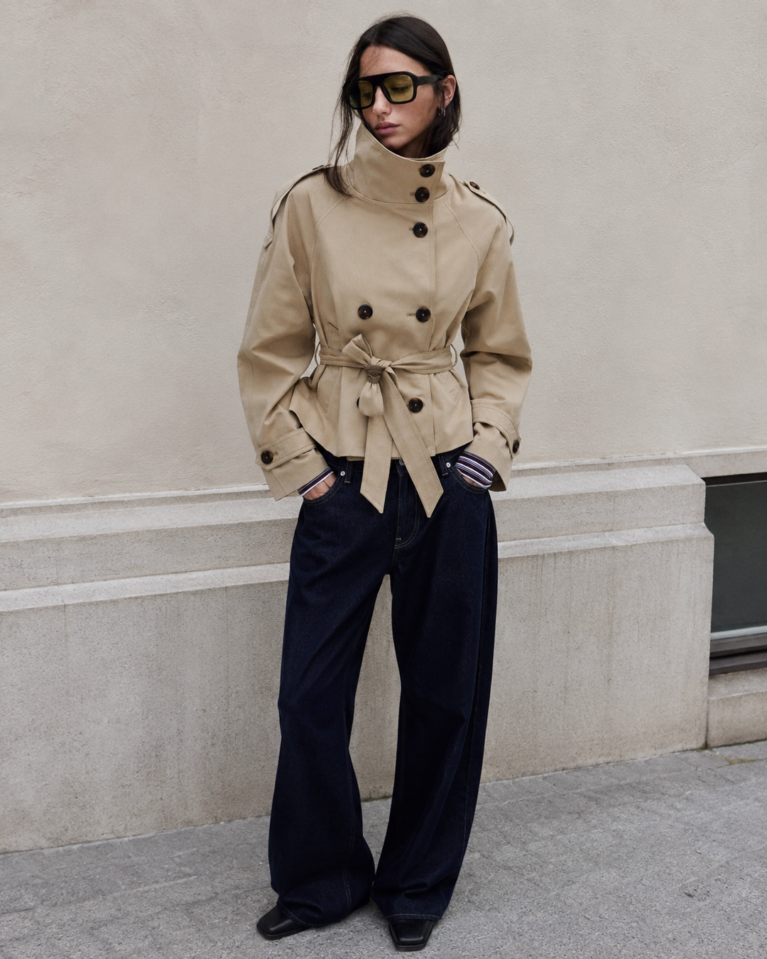 Korte khaki dames trenchcoat met hoge kraag en modieuze riem, veelzijdige bovenkleding.