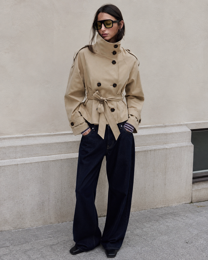 Korte khaki dames trenchcoat met hoge kraag en modieuze riem, veelzijdige bovenkleding.