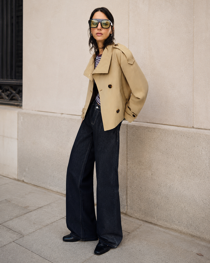 Stijlvolle dames trenchcoat in khaki met riem en hoge kraag, ideale overgangsjas voor de herfst.