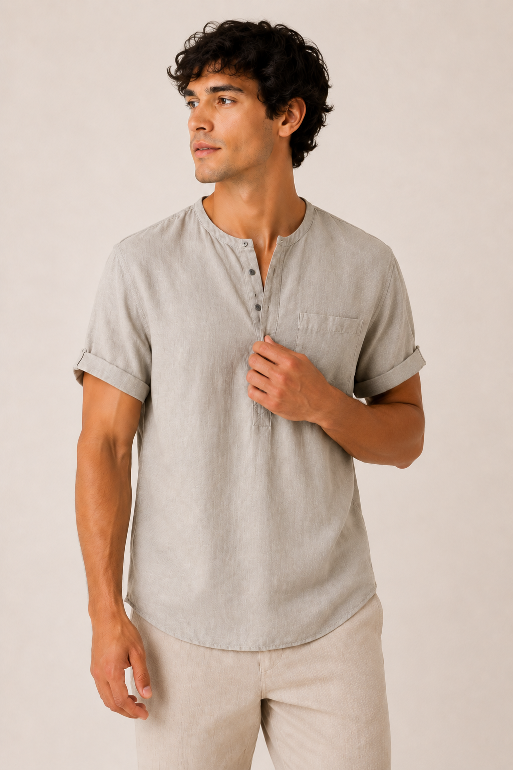 Lichtgrijs heren casual overhemd met korte mouwen en mao kraag. Ideaal zomer shirt voor comfort & stijl.