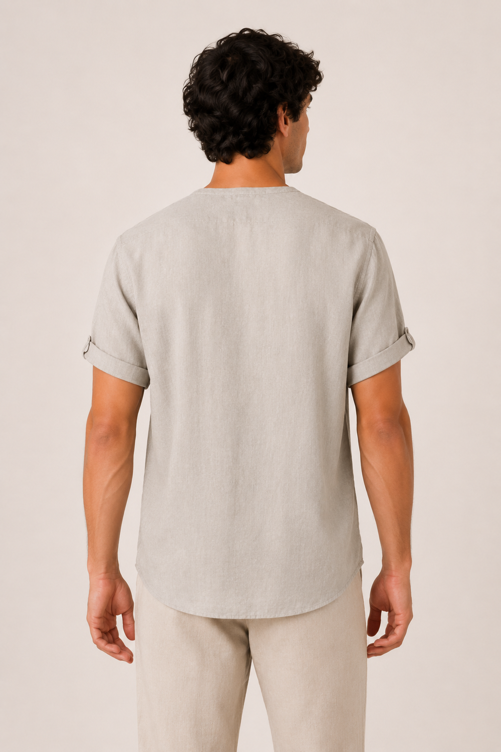 Koffiekleurig heren casual overhemd met korte mouwen, mao kraag en borstzak. Comfortabel voor zomerse dagen.