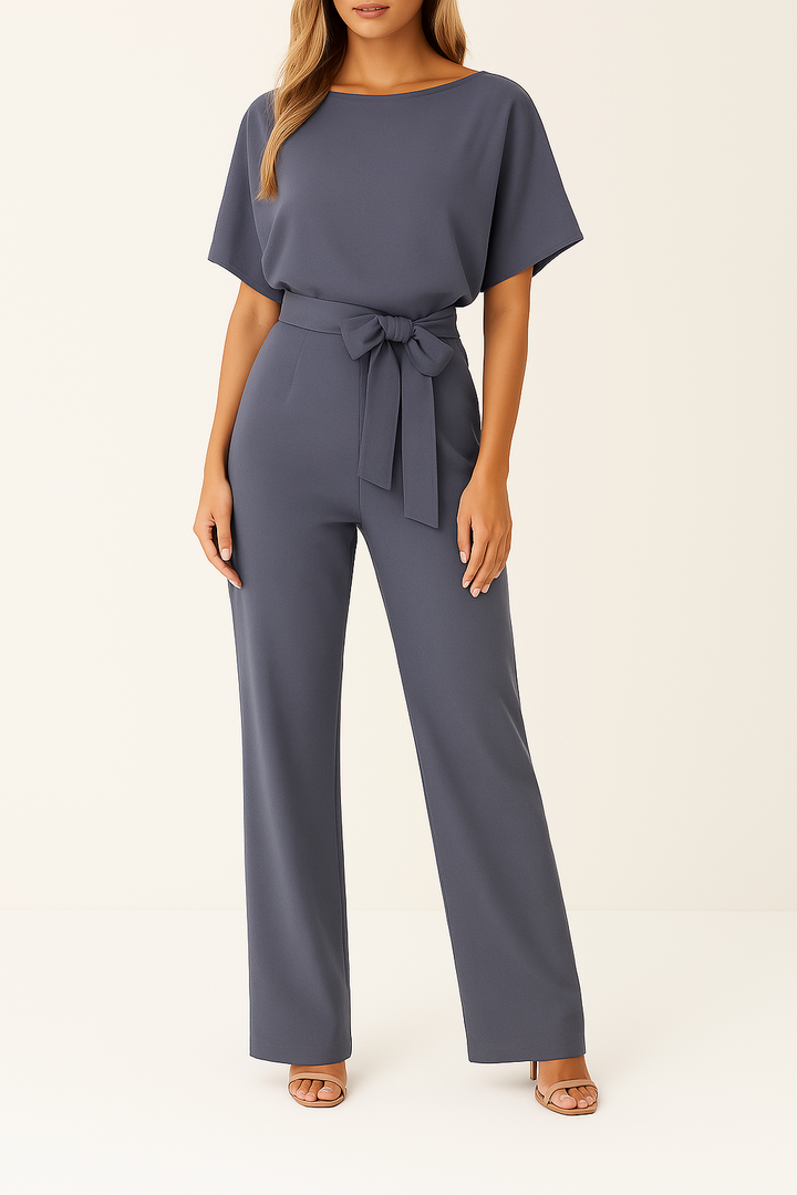 Zwarte elegante dames jumpsuit, tijdloos en veelzijdig voor formele of casual events.