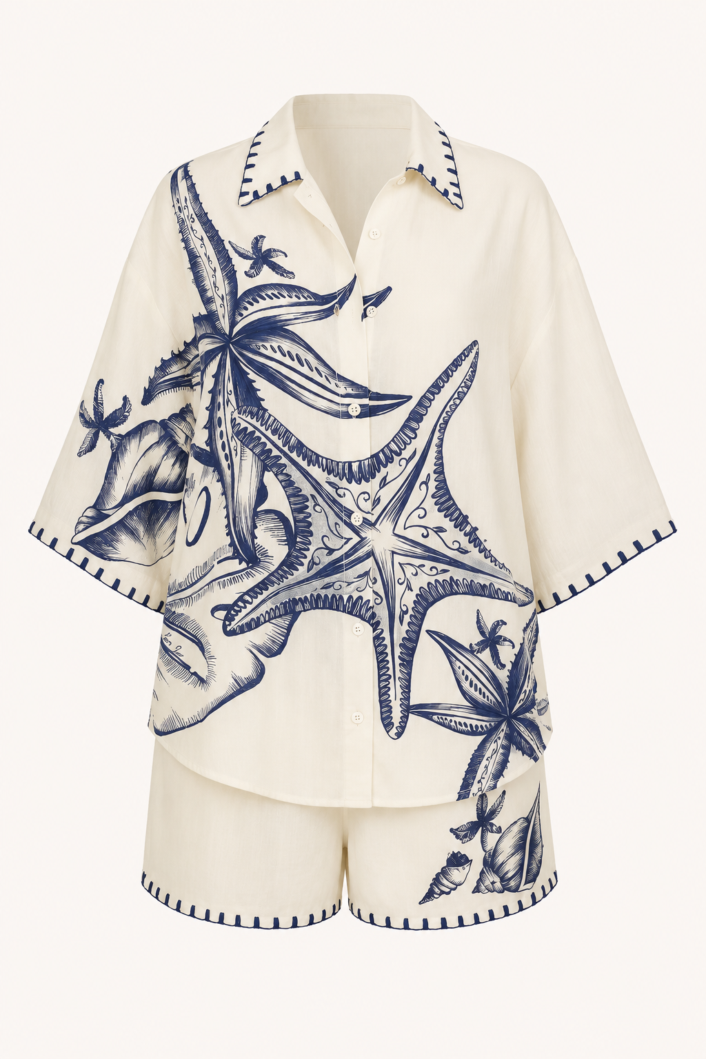 Mediterrane print oversized dames zomerset. Beige zomershirt met korte mouw en matchende korte broek, casual en stijlvol.