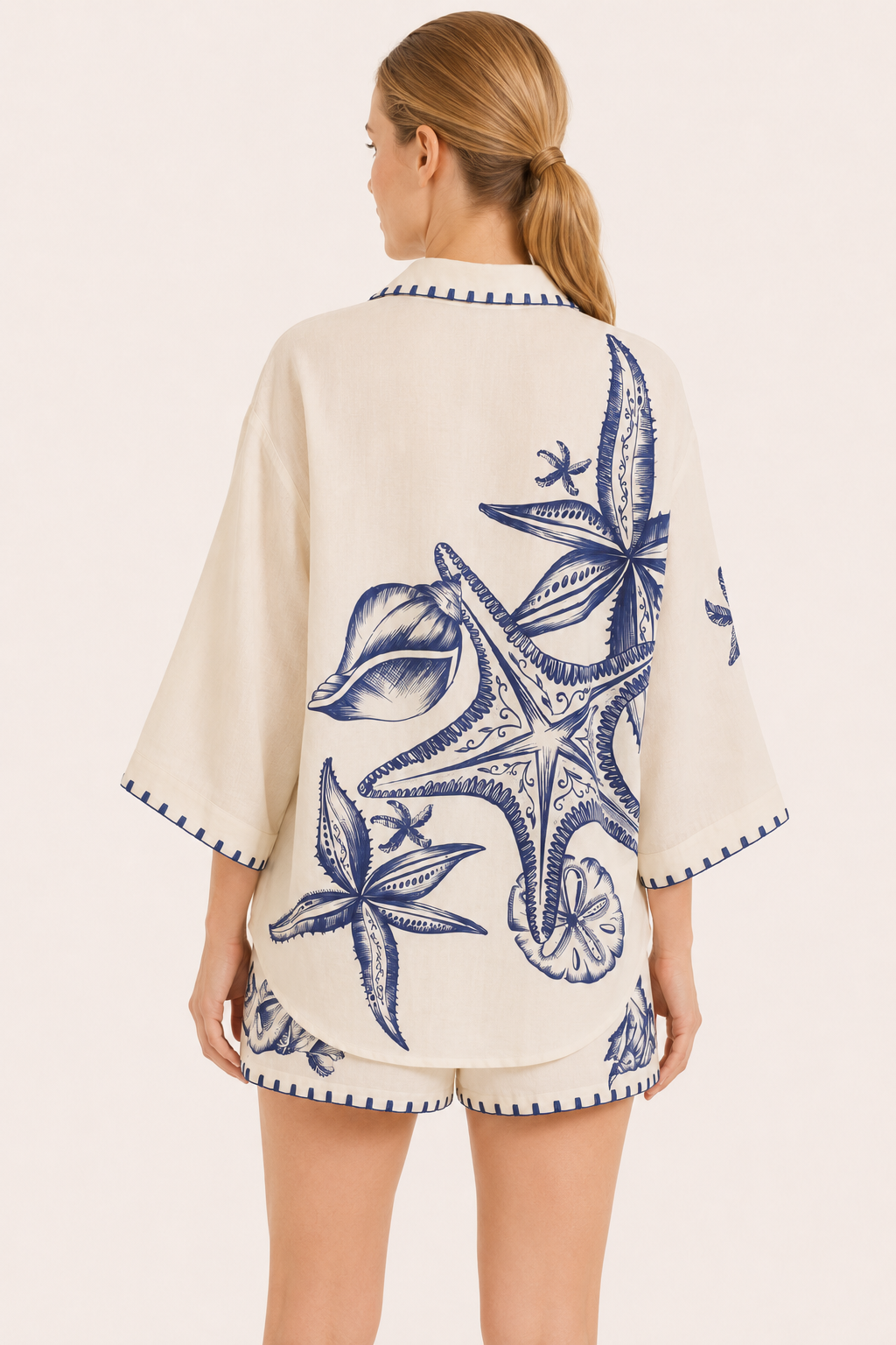 Tweedelig oversized zomershirt met korte mouw en shorts voor dames. Beige mediterrane print, perfect voor strand of vakantie.