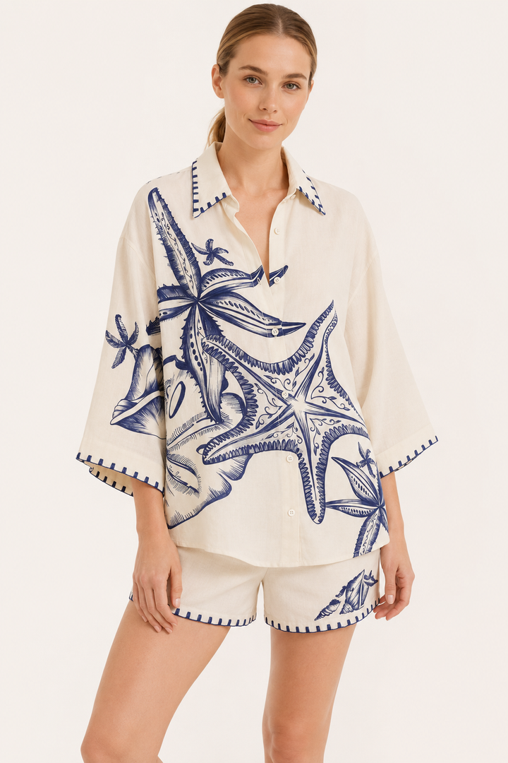 Oversized dames zomerset met mediterrane print. Beige tweedelig shirt met korte mouw en shorts, ideaal voor strand en vakantie.