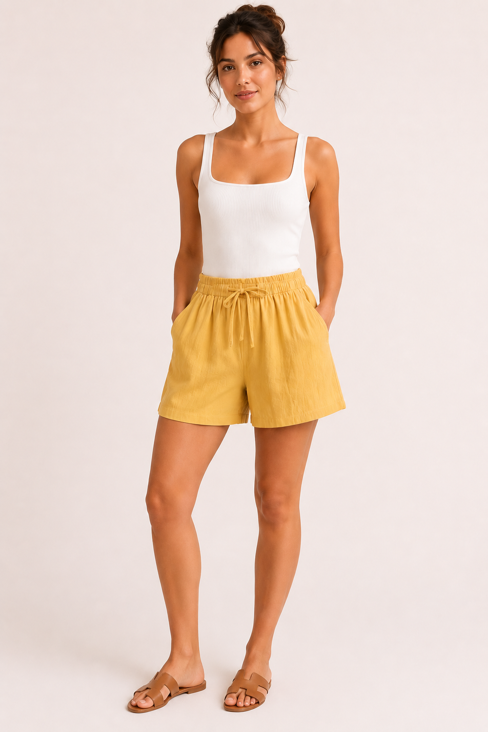 Gele dames casual short met losse pasvorm, elastische tailleband en trekkoord, perfect voor vakantie.