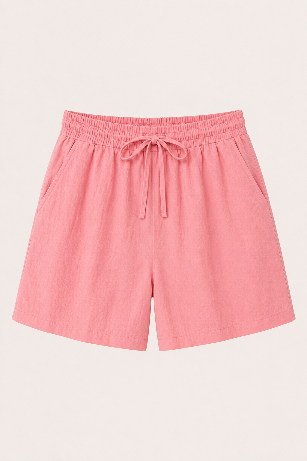 Witte casual short met losse pasvorm en elastische tailleband, ultiem comfort voor zomerse dagen.
