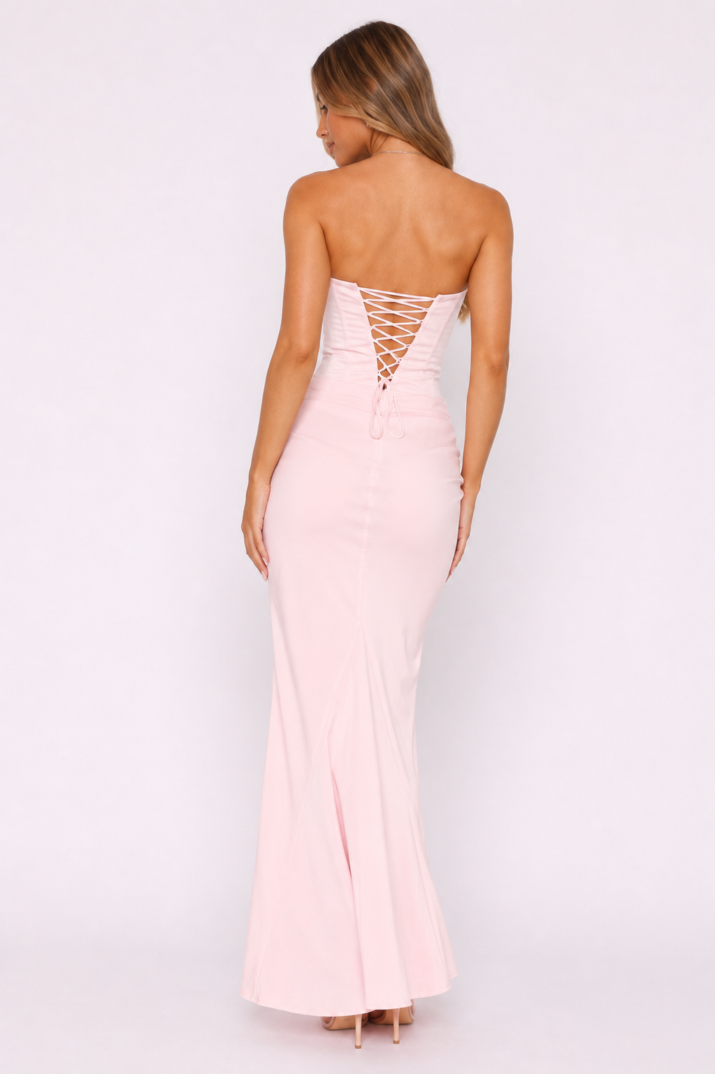 Zwarte strapless avondjurk voor dames. Stijlvolle feestjurk met slanke pasvorm, perfect voor gala.