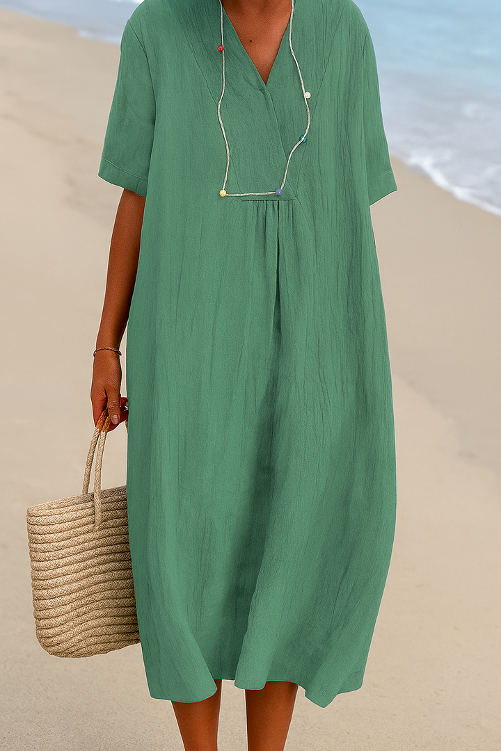 Comfortabele dames zomerjurk met V-hals en korte mouwen, perfect voor strand of casual mode.