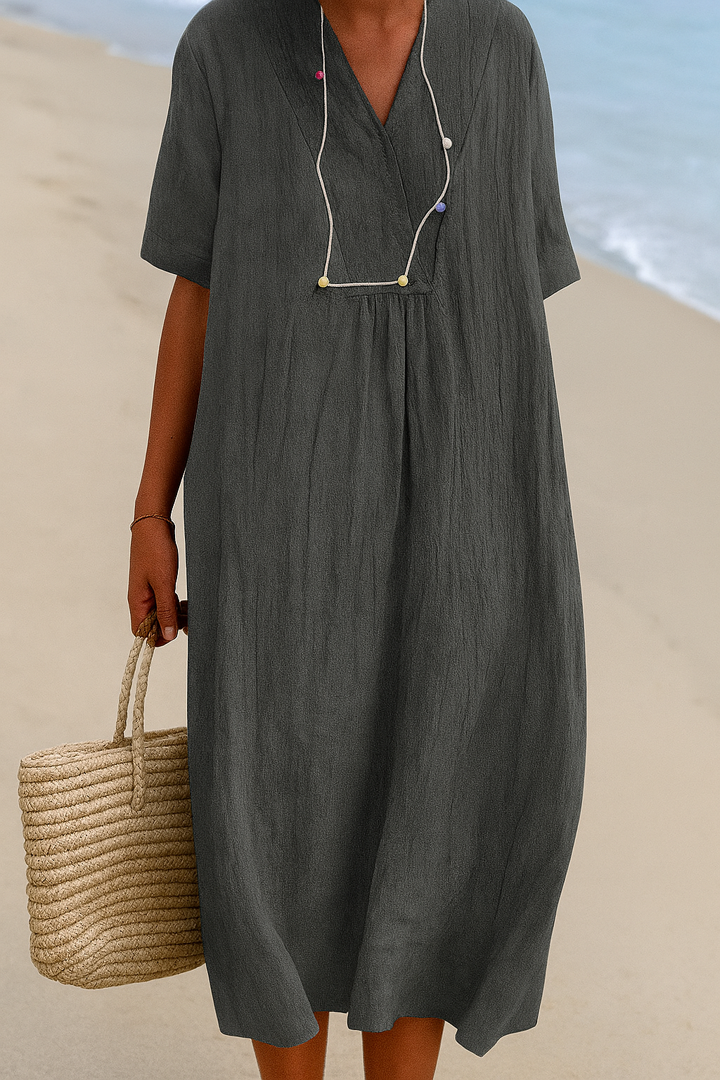 Dames ontspannen strandjurk met V-hals en korte mouwen, ideaal voor zomerse dagen en vakantie.