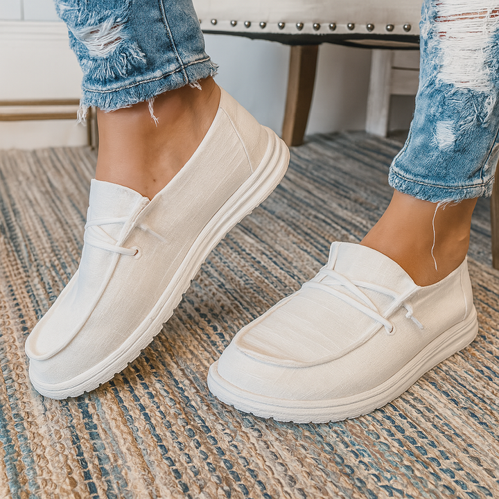 Grijze dames veterschoenen. Comfortabel, plat & ademend design. Stijlvolle casual schoenen voor dagelijks gebruik.