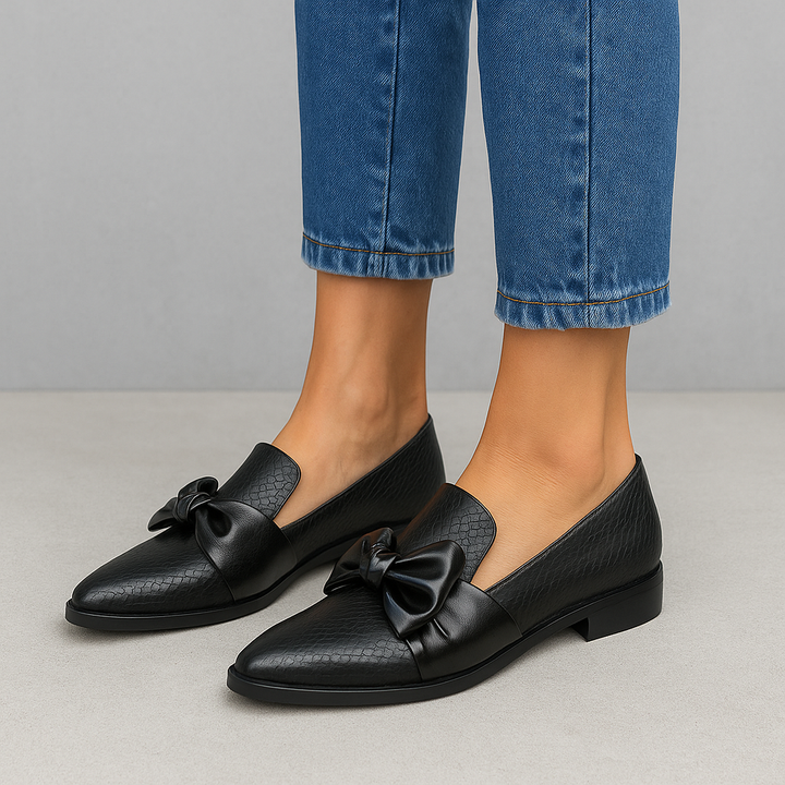 Elegante zwarte dames instappers met strikdetail, modieuze platte schoenen perfect voor lente/herfst.