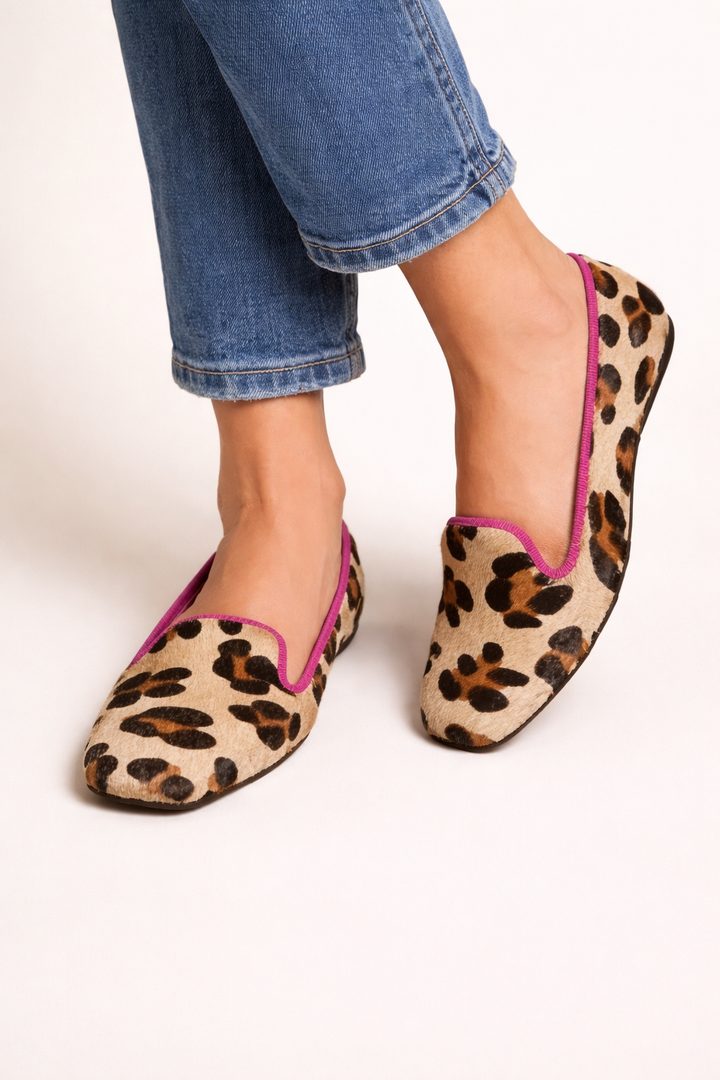 Dames slip-on ballerina's met trendy luipaardprint. Comfortabele, platte zomerschoenen voor een modieuze casual look.