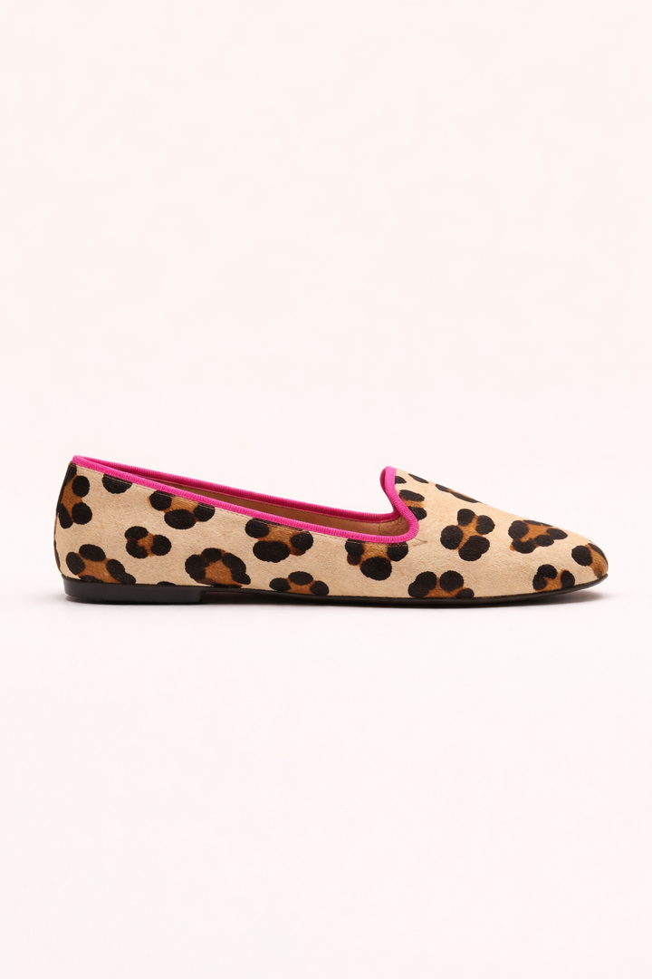 Zomerse dames ballerina's met opvallende luipaardprint. Platte, comfortabele slip-ons, perfect voor casual elegantie.