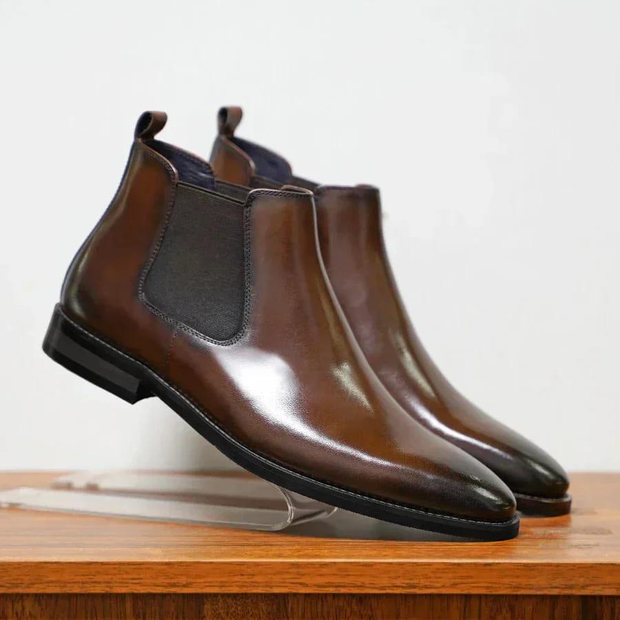 Stijlvolle bruine leren Chelsea boots voor heren, comfortabel en veelzijdig voor casual én nette gelegenheden.