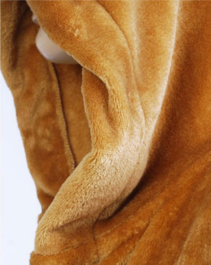 Close-up van de zachte, warme flanellen stof van een comfortabele heren badjas in neutrale kleur.