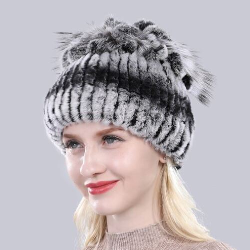 Grijze en witte dames bontmuts van konijnenbont, een modieuze en warme keuze voor de winter.