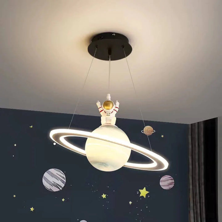 LED hanglamp 'CosmoGlow' met zachte verlichting en planeten, ideaal voor kinderkamer of speelkamer.