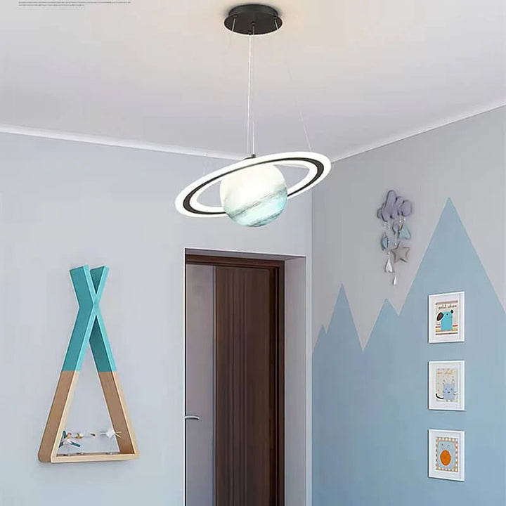 Speelse LED kinderkamer hanglamp met planeten en astronaut, creëert een droomachtige sfeer.