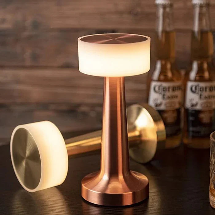 Compacte design tafellamp met geïntegreerd dimbaar LED, minimalistisch en functioneel.
