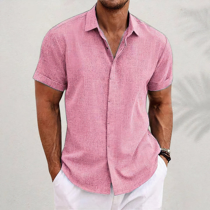 Detail van een luchtig casual heren overhemd; zachte stof en comfortabele pasvorm voor de zomer.