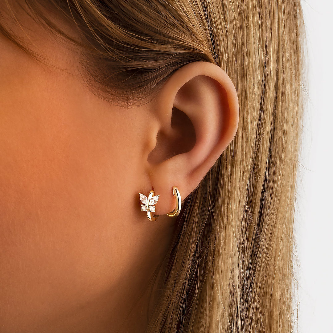 Gedetailleerde vlinder oorbellen voor dames met fonkelende kristallen, toevoegend elegantie aan elke outfit.
