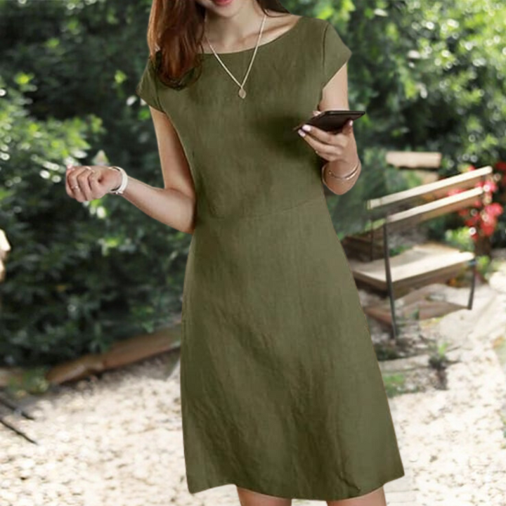 Vrouwelijke rugloze mini zomerjurk met A-lijn, perfect voor een feestje of zomerse dag.