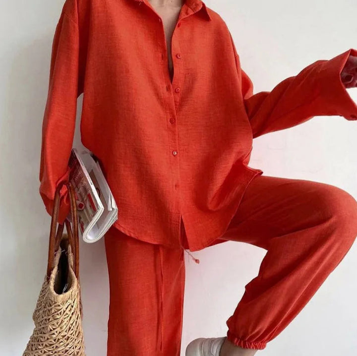 Veelzijdige dames zomerset: comfortabele blouse en broek, perfect voor casual chic lente/zomer kantooroutfits.