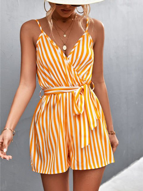 Modieuze gestreepte dames jumpsuit met V-hals en losse pasvorm. Perfecte casual outfit voor zonnige zomerse dagen.