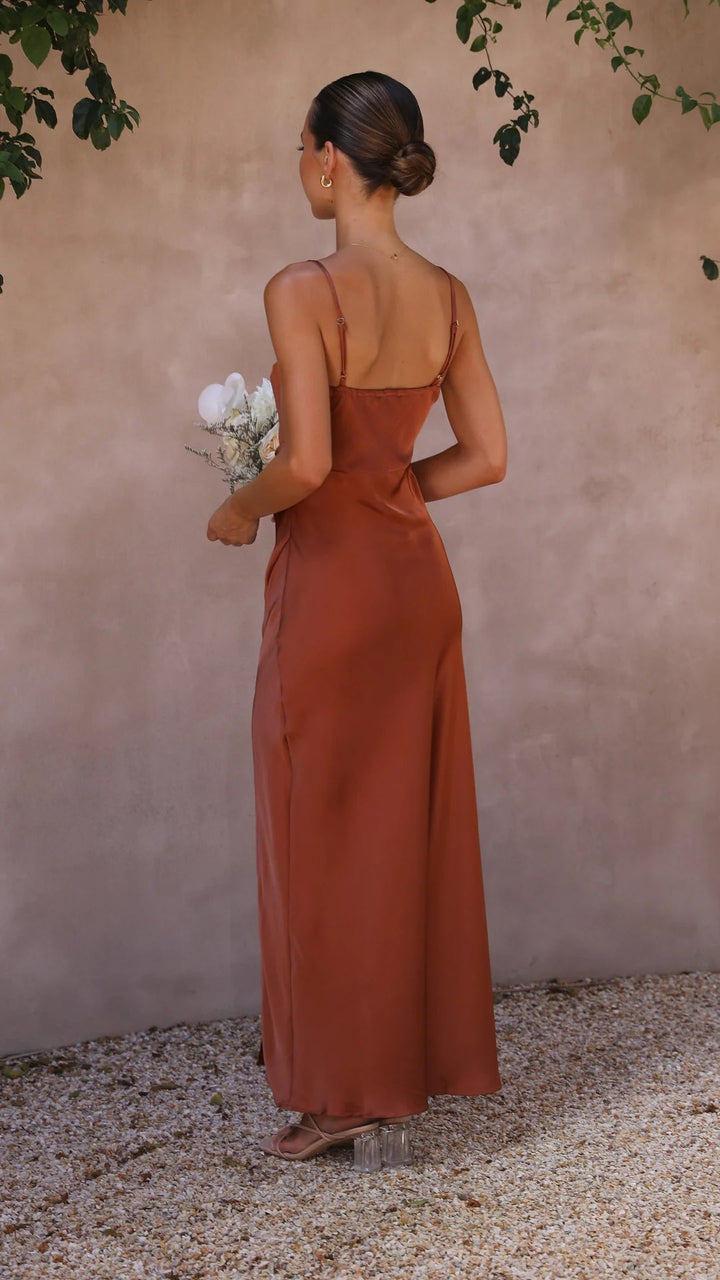 Modieuze damesjurk: lange zomerjurk met rechte halslijn en verleidelijke zijsplit. Perfect voor een chique look.